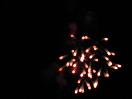 7305whiteredtrailfireworks.jpg